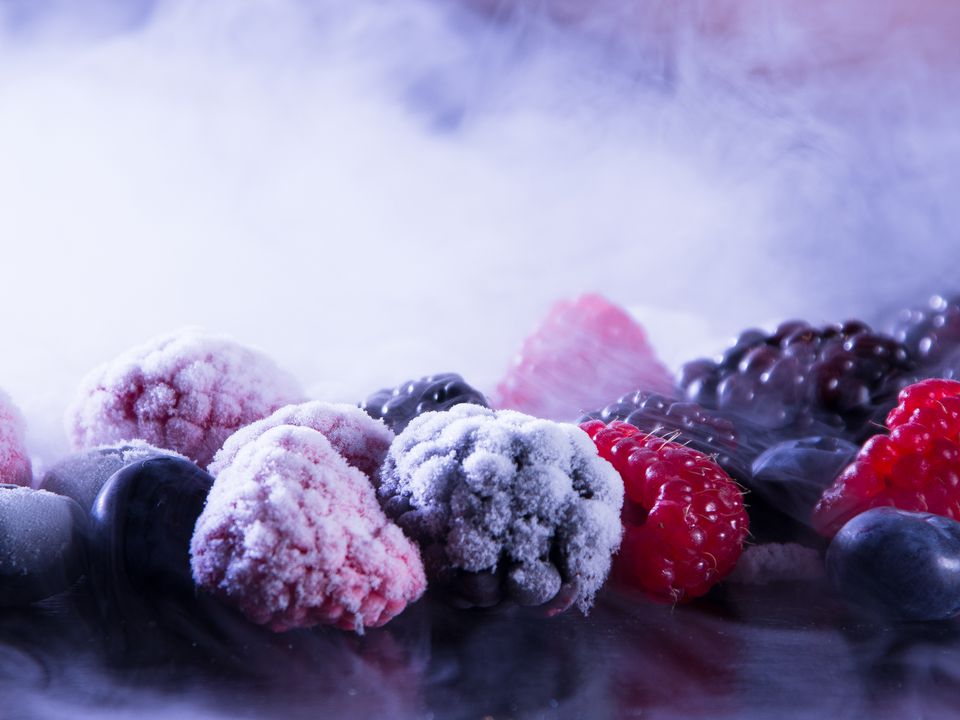 Як довго можна зберігати заморожені продукти, розповіли експерти. Оптимальна температура у морозильнику повинна бути не менше -18°C.