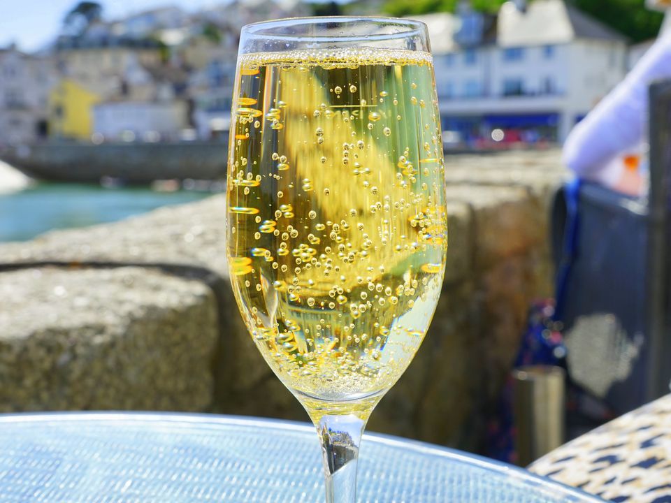 А ви знаєте чому бульбашки в шампанському рухаються по прямій, а в пиві – ні. Щоб це з'ясувати, вчені провели експеримент із шампанським, пивом, звичайною газованою водою та ігристим вином.