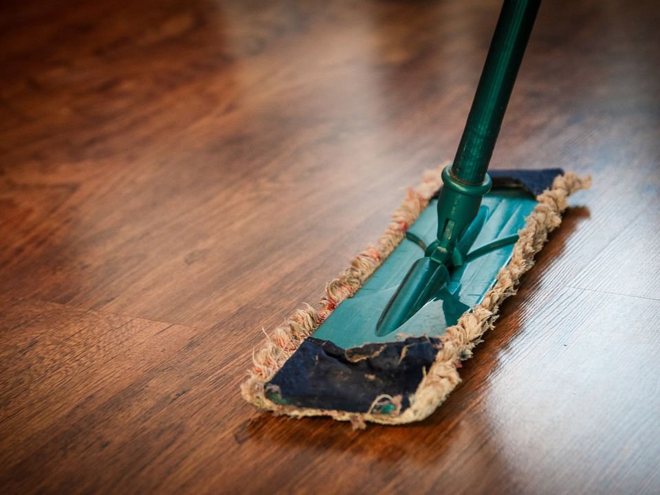 Крутий засіб для миття підлоги: всього два інгредієнти — і підлога блищить. Хочете, щоб підлога у вашому будинку завжди була чистою і виглядала, ніби нещодавно відполірована?