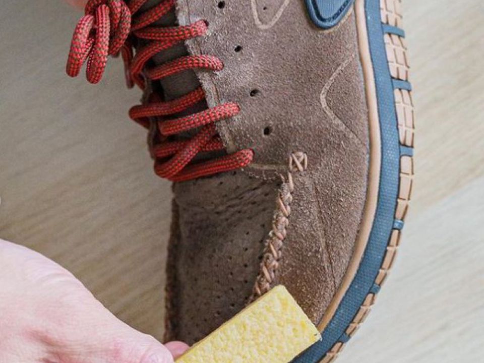 Як почистити замшеве взуття за 5 хвилин, не зіпсувавши його. Ось які хитрощі розкрив блогер Джейсон Маркк.