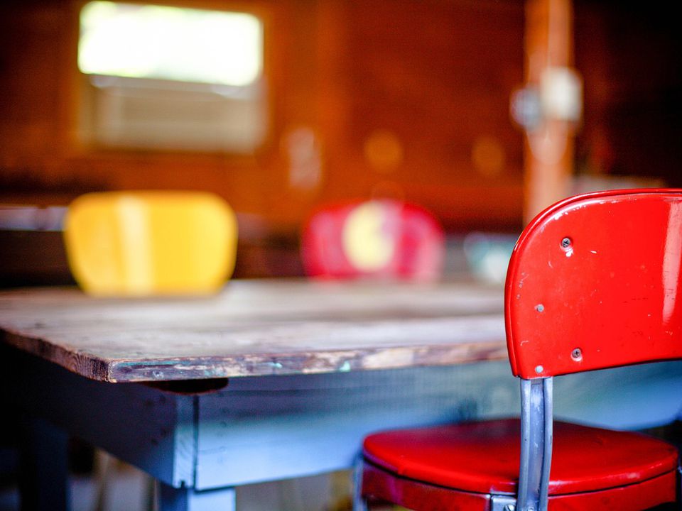 Чому дизайнери радять ставити стільці на кухні різного кольору. Дешевий спосіб урізноманітнити інтер'єр.