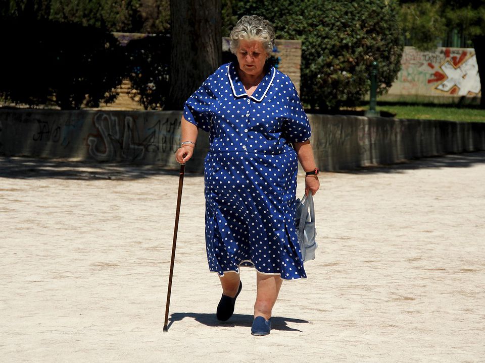 Як саме треба гуляти людям похилого віку, щоб не хворіли ноги, а загальне самопочуття покращувалося. Люди у віці все частіше сидять удома і потім страждають від наслідків гіподинамії.