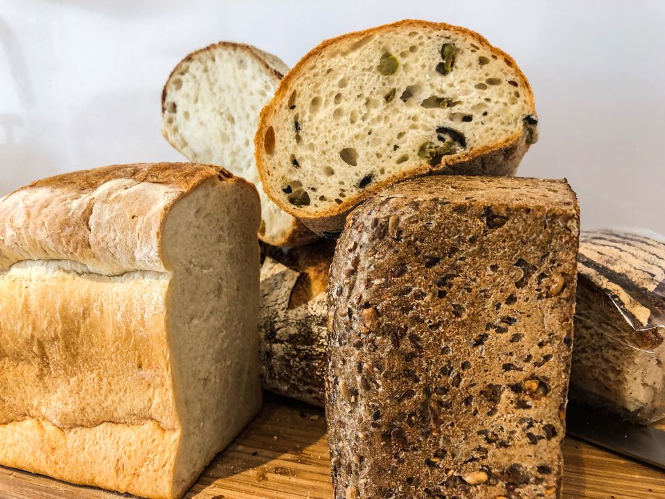 Кулінарний експерт розповів, на які критерії потрібно зважати під час вибору хліба. Будь-яким видом хліба не варто зловживати.