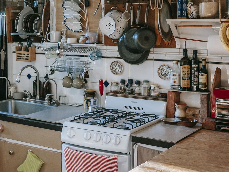 Як зрозуміти, що настав час замінити кухонні інструменти та посуд. Зробіть процес приготування їжі безпечним та приємним.