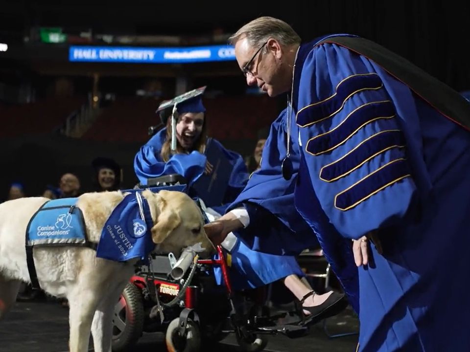 В Нью-Джерсі диплом отримав один особливий випускник — службовий собака студентки. Песик відвідував всі заняття його господині.