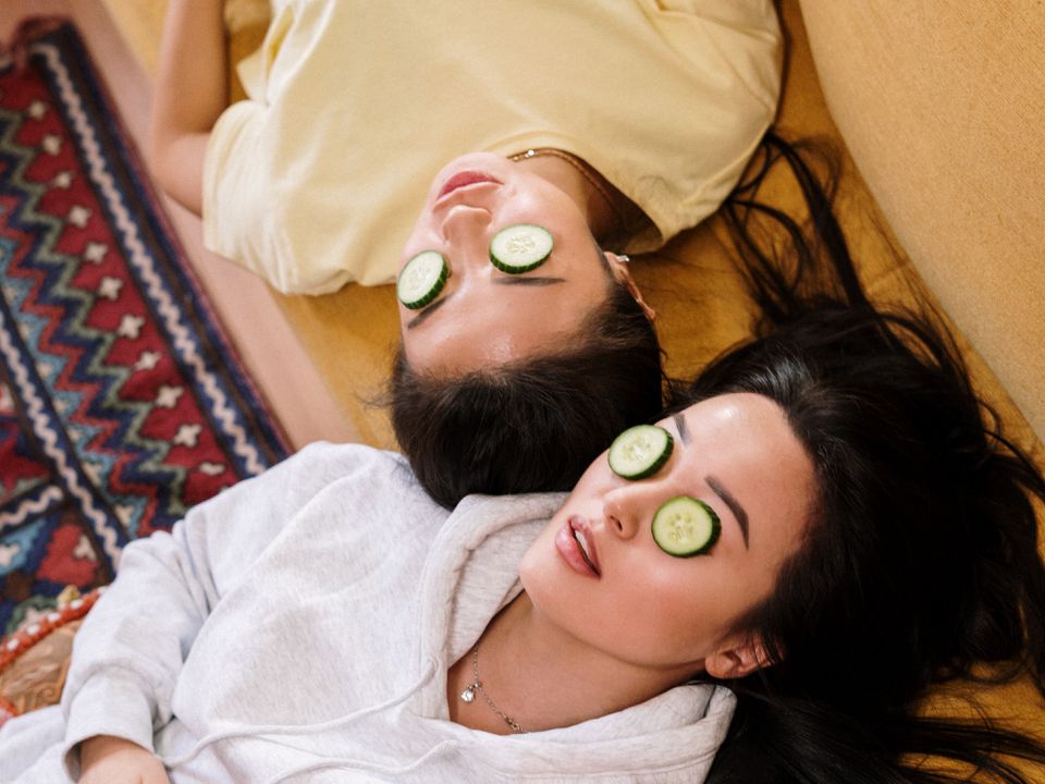 Огіркові маски: чи допомагає огірок від набряків під очима. Дерматологи допомогли розібратися у даному питанні.