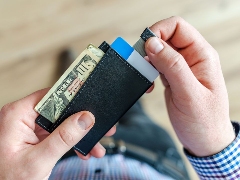 Викладіть їх негайно: 5 предметів в гаманці, які відлякують багатство. Що не можна носити в гаманці, щоб не погіршити фінансовий стан.