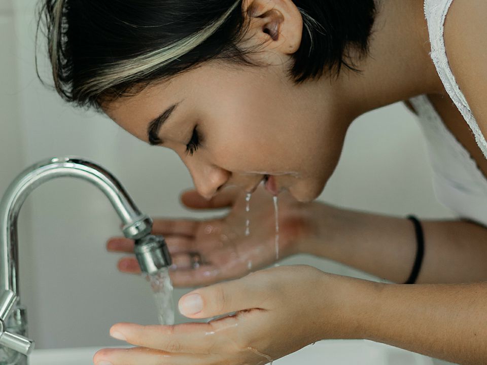 Вмивання холодною водою — користь чи шкода. Чи допоможе шкірі вмивання холодною водою?