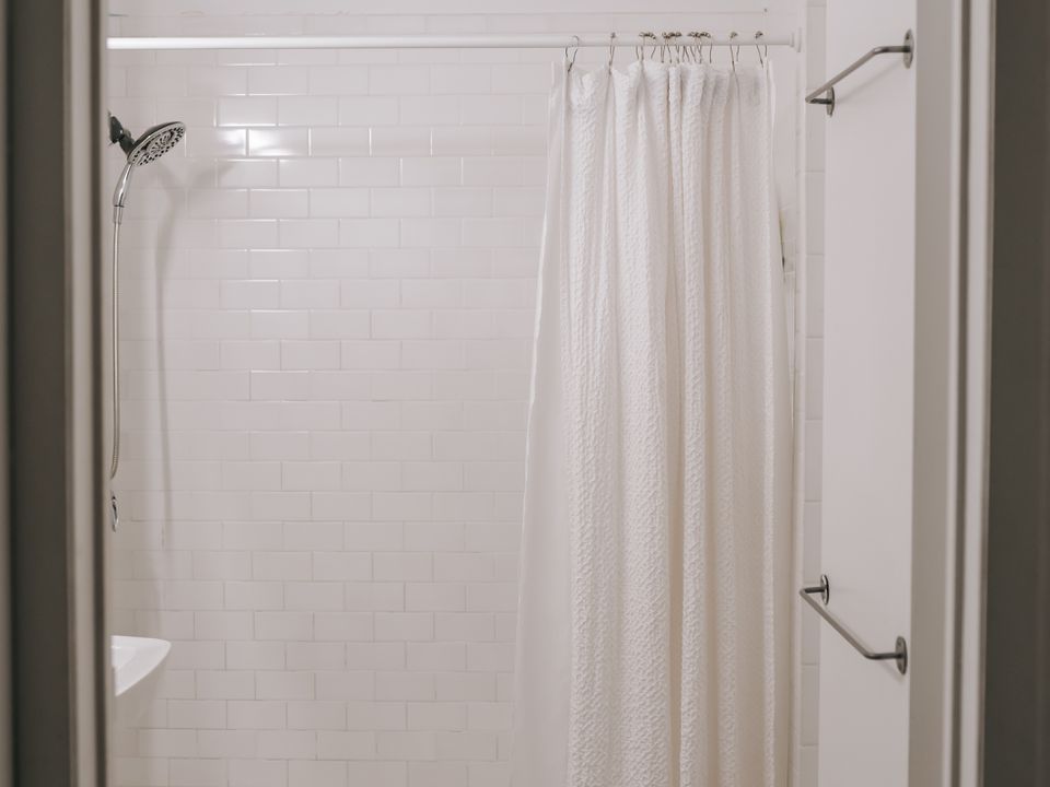 Шторка у ванній прилипає до тіла: чому так відбувається та як цього уникнути. Чому шторка в душі хоче до вас прилипнути.