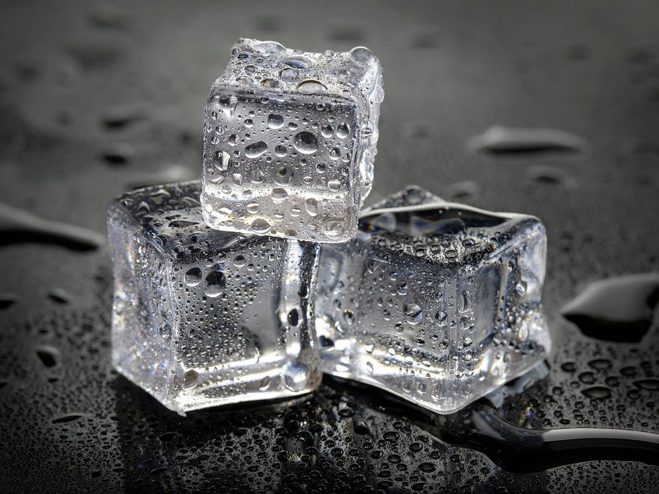 Як зробити прозорий лід самостійно в домашніх умовах: невеличка хитрість. Як отримані красиві кубики льоду для напоїв.
