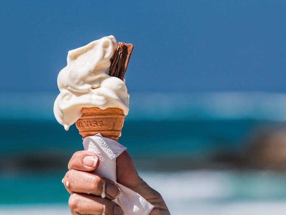 Чи можна їсти морозиво в разі хворого горла: лікарі розвіяли популярний міф. Що може статися.