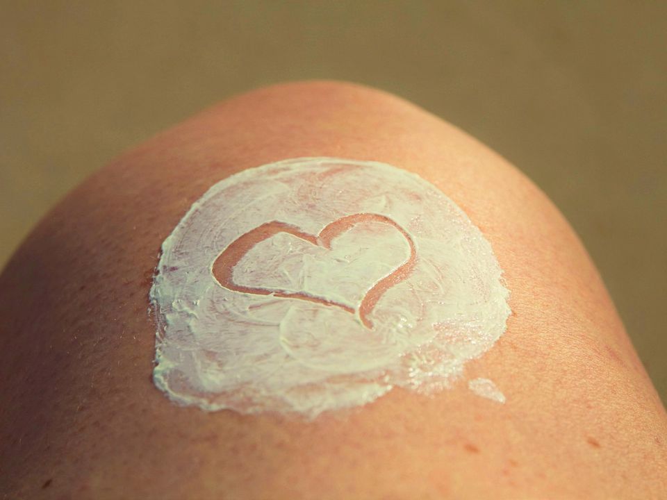 Які ділянки шкіри потрібно обов'язково захищати від сонця. Дерматологи розповіли про захист шкіри в літній період.
