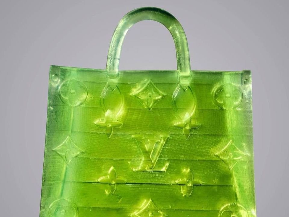 Найбільша мікроскопічна сумка світу Louis Vuitton. Новий витвір MSCHF.