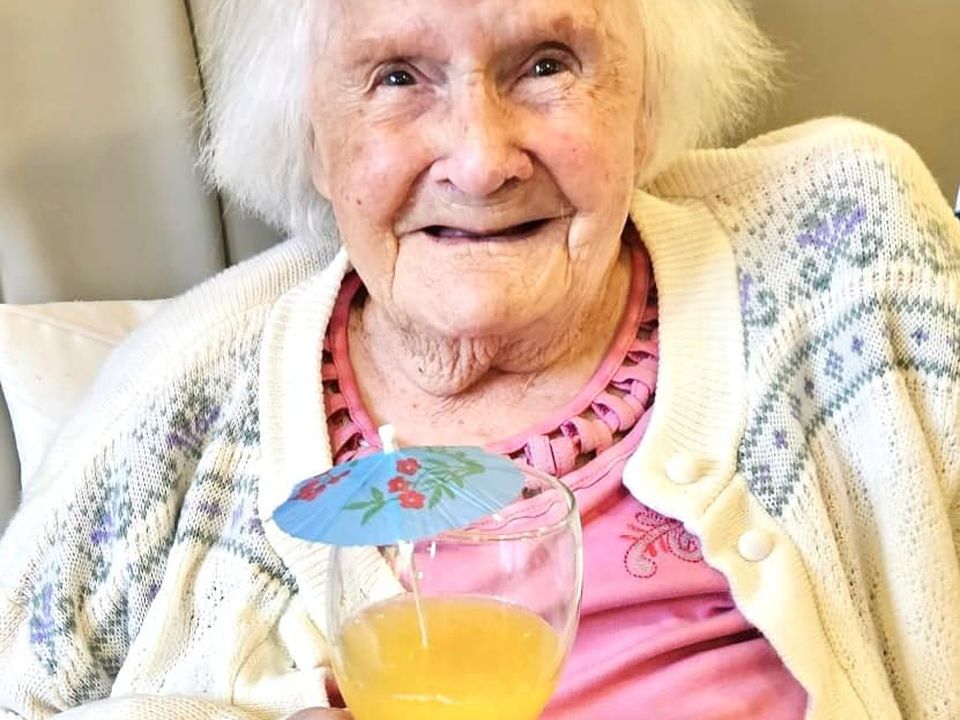 Бабуся розповила про секрет довголіття і ви нізащо не здогадаєтеся про що вона. Жінка розповіла це на свій 108-й день народження.
