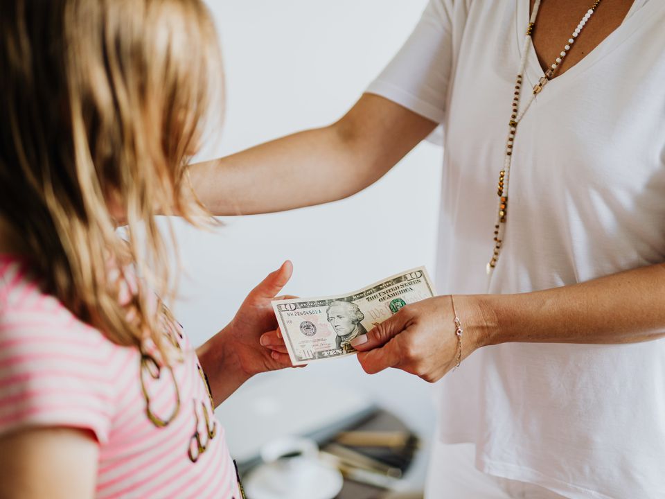 Фінансисти дали поради, як навчити дитину збирати гроші. Батькам важливо пояснити дитині, у чому цінність грошей.