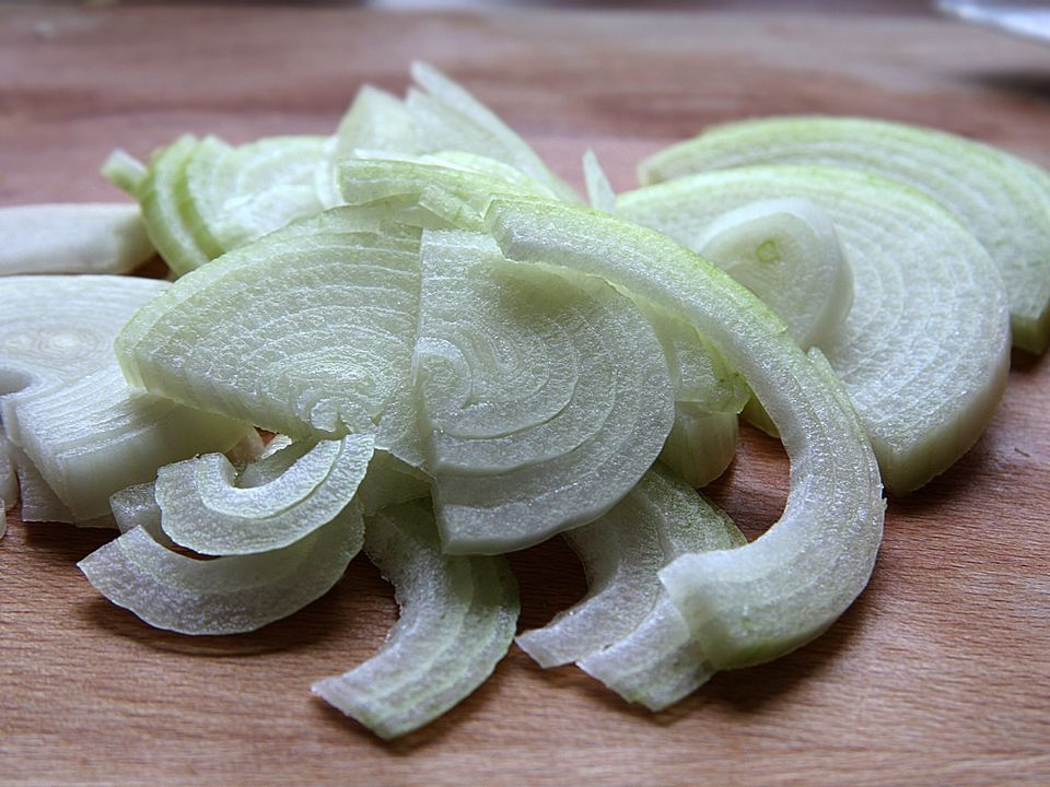 Як за 1 хвилину позбутися гіркоти в цибулі для приготування салату або оселедця. Простий спосіб вирішення проблеми.