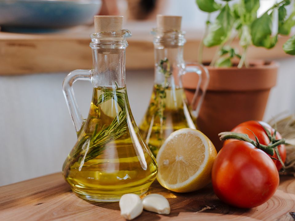 Оливкова чи соняшникова: яка олія найкраще підходить для смаження, а яка для салату. На якій олії найкраще зупинити свій вибір.