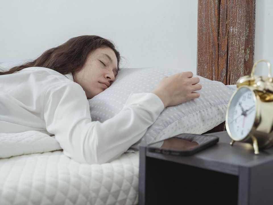 Простий трюк: що потрібно зробити за годину до сну, щоб не страждати від спеки вночі. Хитрість від сомнологів.