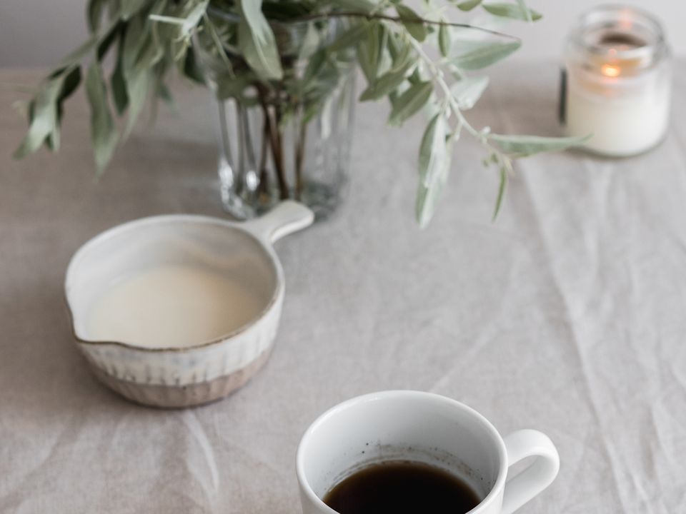 Так краще не робити: чому не варто заварювати каву в чашці. Побережіть своє здоров'я.