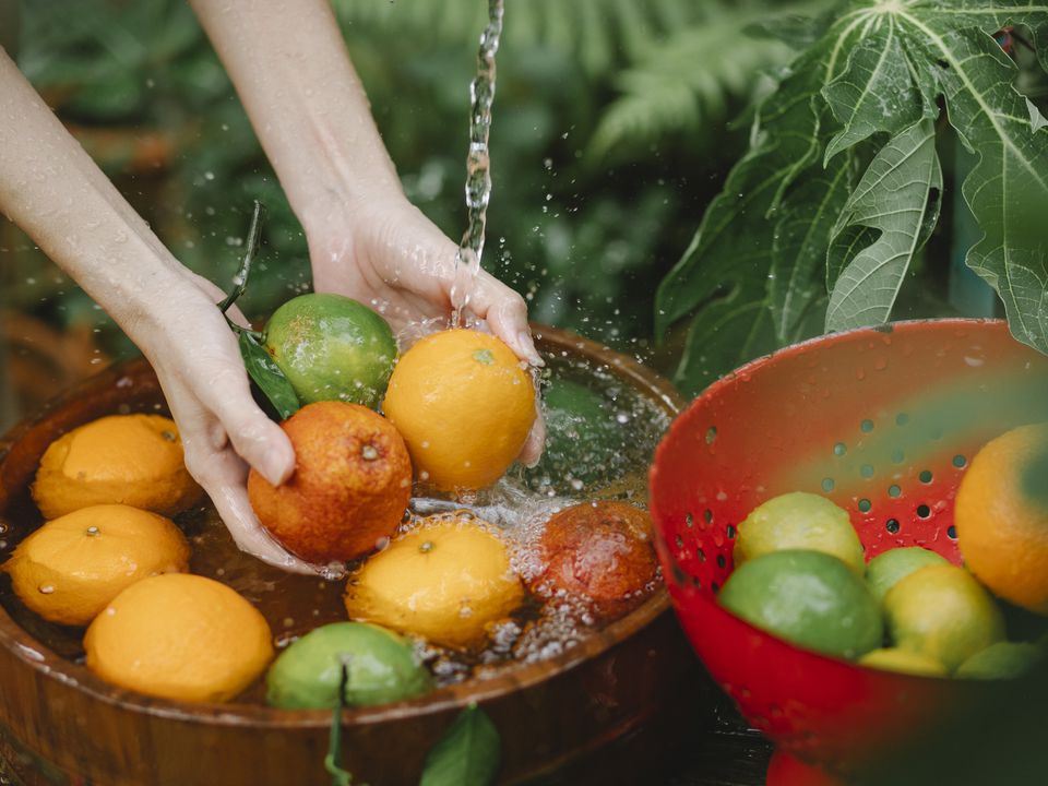 Дієтологи розповіли, чи можна мити овочі та фрукти милом або засобом для миття посуду. Не піддавайте своє здоров'я ризику.