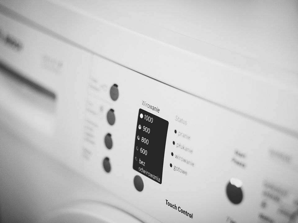 Залиште губку для посуду в лотку пральної машини: результат вас вразить. Ця проста хитрість вирішить часті проблеми.