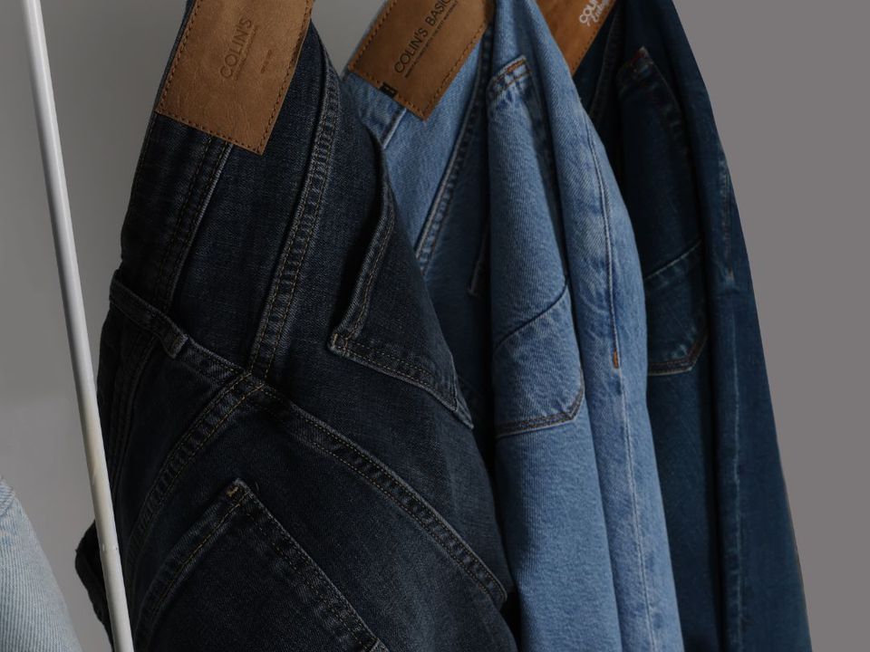 Додайте ці копійчані засоби при пранні: темні джинси не втратять колір і будуть як нові. Господині поділилися дієвим лайфхаком.