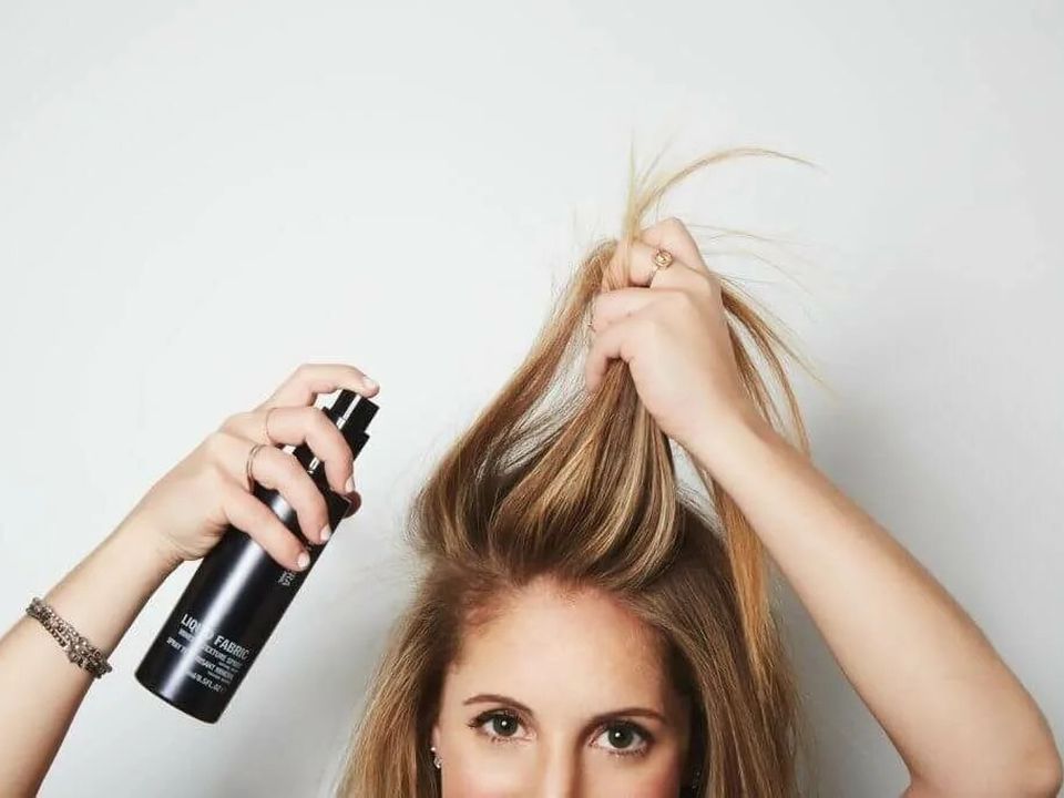 Як використовувати сухий шампунь для волосся, щоб освіжити зачіску без нальоту. Про те, що здатне перетворити нас на пару пшиків.