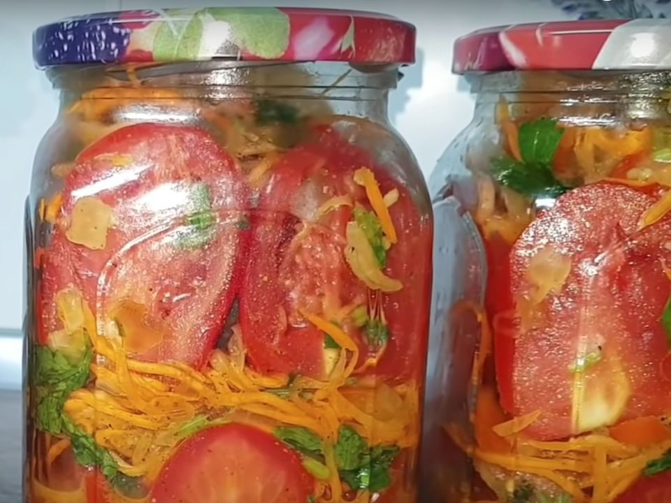 Сім'я просить заготовити щороку — найсмачніші помідори по-корейськи. В міру гостренько, красиво, ароматно та дуже смачно!