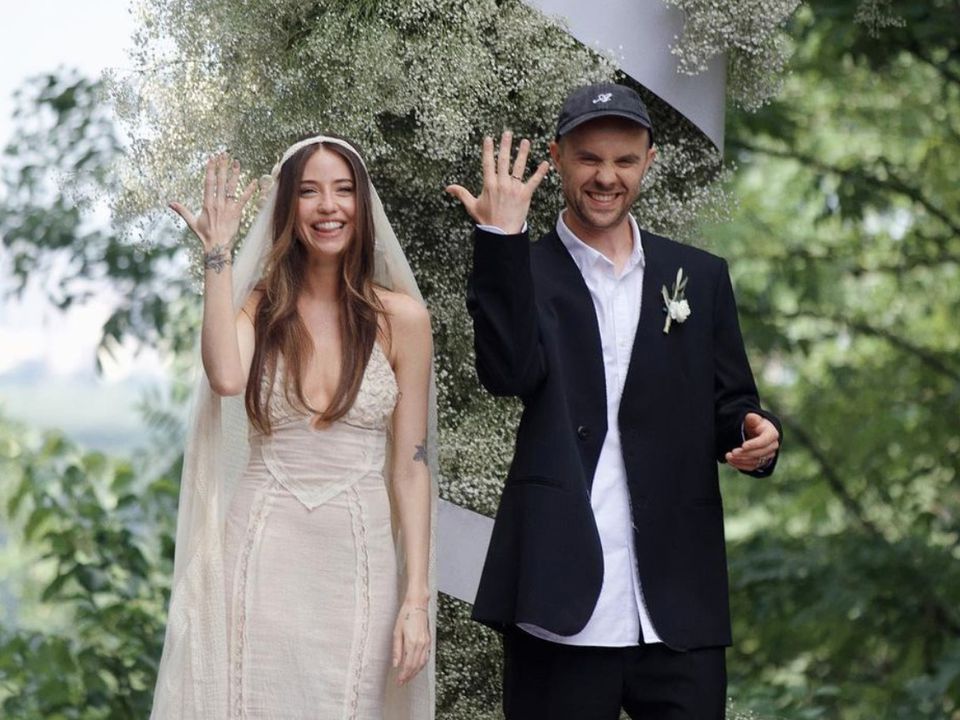 Тепер офіційно: Дорофєєва вийшла заміж за Кацуріна і показала фото у весільній сукні. Перші кадри з таємною церемонією.