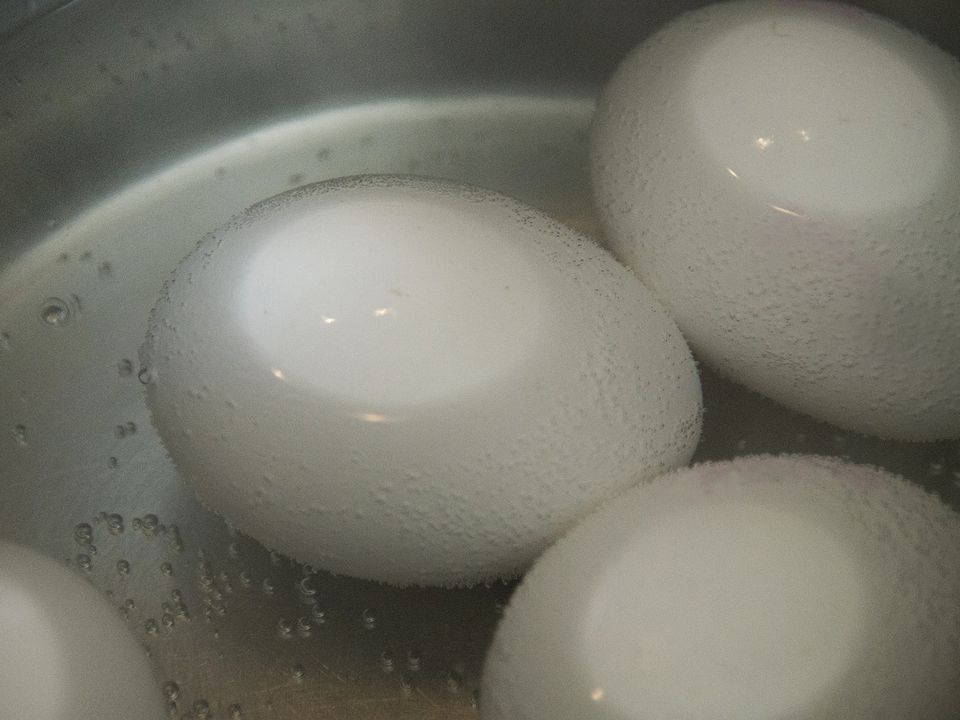 Тріснуті яйця під час варіння не витечуть, якщо зробити з ними це. Господині розкрили хитрий трюк.