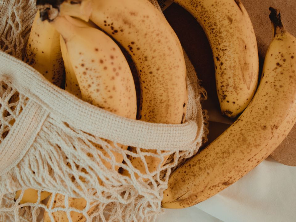 Названо найгірший час для вживання бананів, інакше корисний фрукт перетвориться на небезпечний. Лікарі рекомендують їсти банани хоча б один раз на день, проте краще це робити у певний час доби.