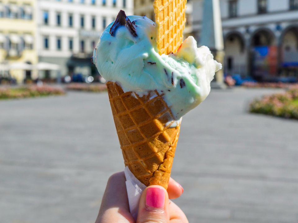Чому лікарі забороняють їсти морозиво після третьої години дня. Як вживання холодного десерту в другій половині дня впливає на здоров'я.