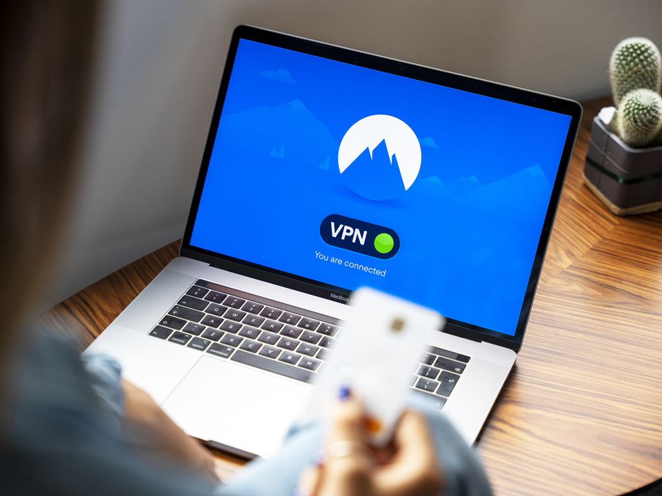 Плюси та мінуси використання VPN: Коли відмовитися та як це впливає на безпеку в інтернеті. Переваги і недоліки.