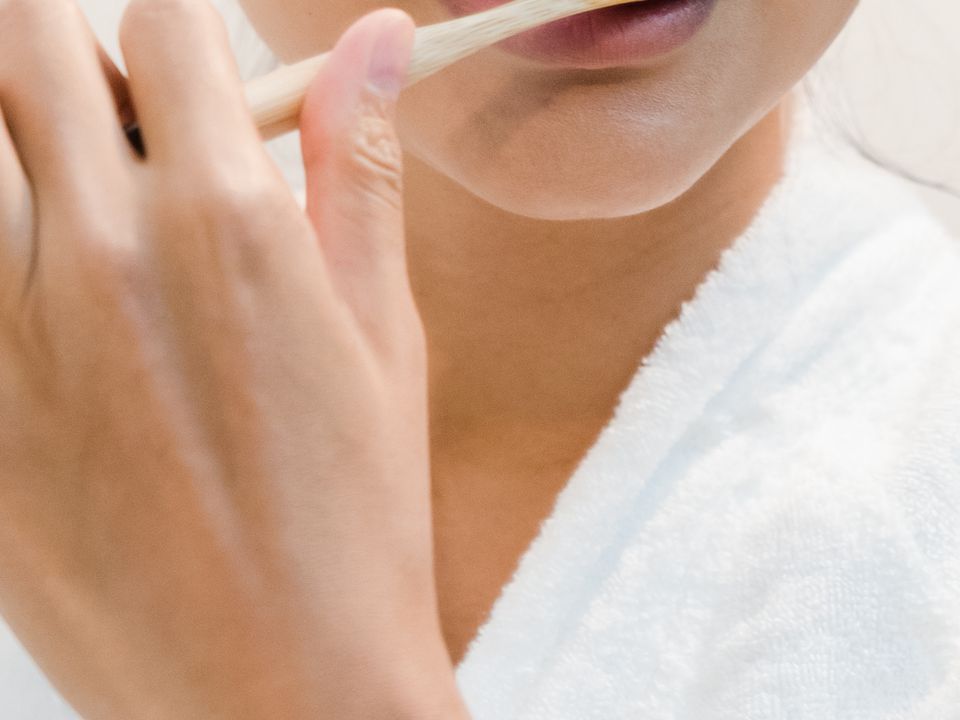 В якому випадку можна не чистити зуби вранці, розповіли стоматологи. Як краще підтримувати гігієну порожнини рота.