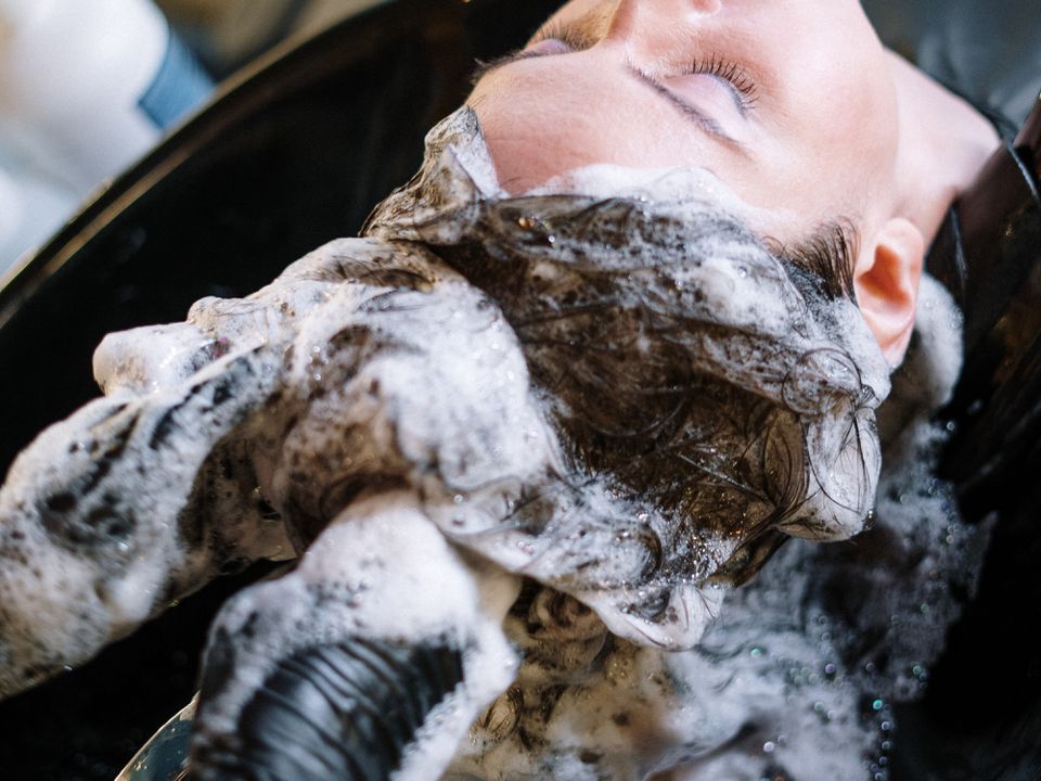Як помити голову вдома так само якісно, як у салоні краси: 5 головних правил. У чому секрет перукарів?
