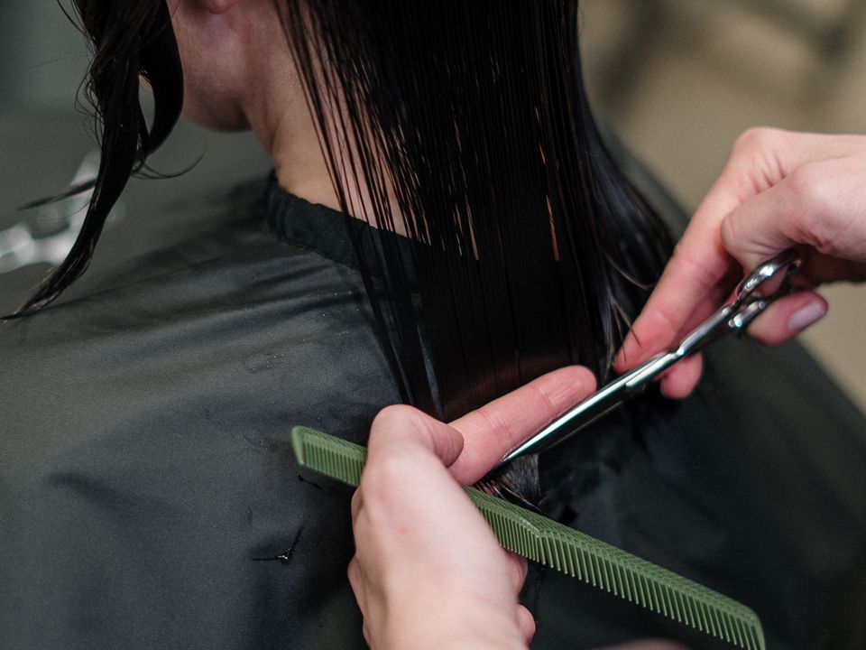 Стилісти назвали 5 важливих речей, які потрібно сказати перукареві перед стрижкою. Експерти розповіли про нюанси, які слід врахувати без зміною зачіски.