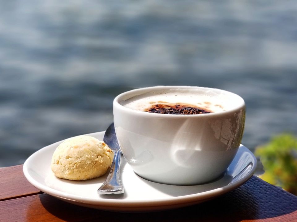 Дієтологи пояснили, скільки чашок кави можна вживати у спекотну погоду. Названа допустима норма кави у спеку.