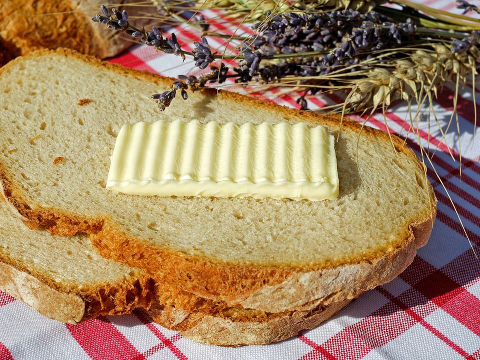 Хитрий спосіб намазати тверде масло на хліб: довго чекати не доведеться. Допоможе несподіваний інструмент.