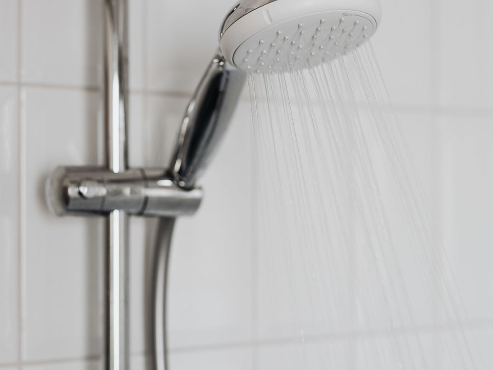 Холодний чи гарячий душ — що корисніше для здоров'я. Кому і чому не можна приймати холодний душ.