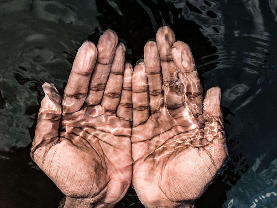 Чому ваша шкіра на пальцях кривиться в воді — неймовірні факти які точно вас здивують. Як зморщена шкіра допомагала нашим предкам жити.
