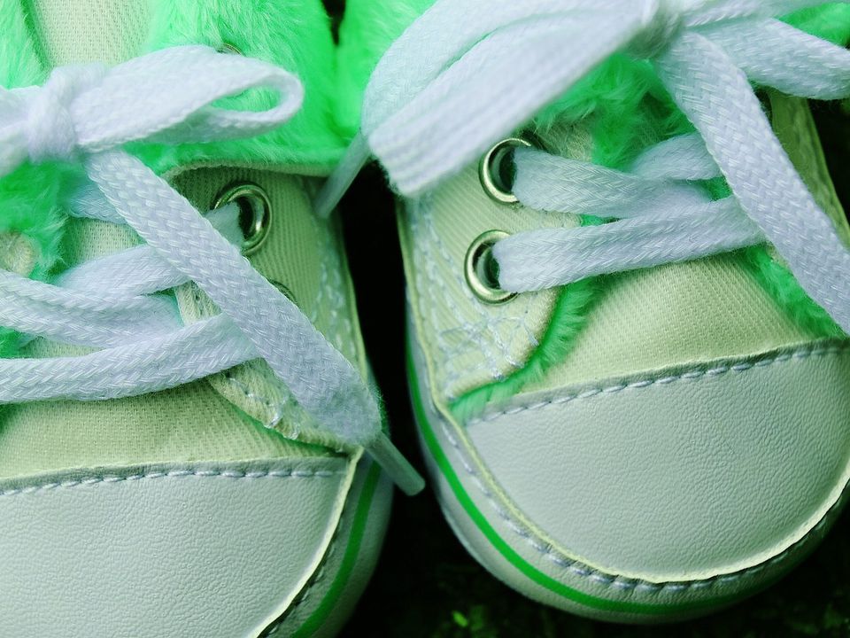 Чи можна віддавати старе дитяче взуття, згідно з народними прикметами та забобонами. Які можуть бути наслідки.