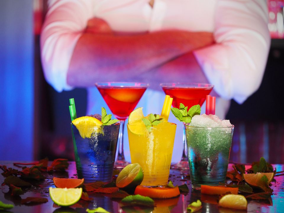 Цікаві факти про професію барменів, про які ви можливо не знали. Німецький бармен Міхаель Штурм у 2017 році встановив світовий рекорд з перенесення пивних келихів.