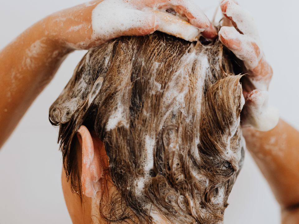 Волосся буде чистим удвічі довше: просто додайте дрібку цього продукту у ваш шампунь. За допомогою чого можна поліпшити шампунь.
