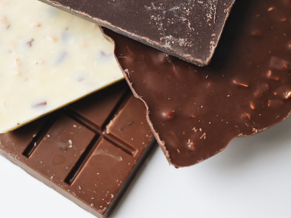 Педіатри розповіли батькам, який шоколад краще купувати дітям. Цифри, на які слід звертати увагу при виборі шоколаду для дитини.