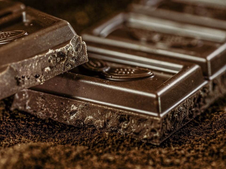 Ви завжди неправильно їли шоколад: чому його не варто запивати чаєм та кавою. Шоколад потрібно вміти їсти.