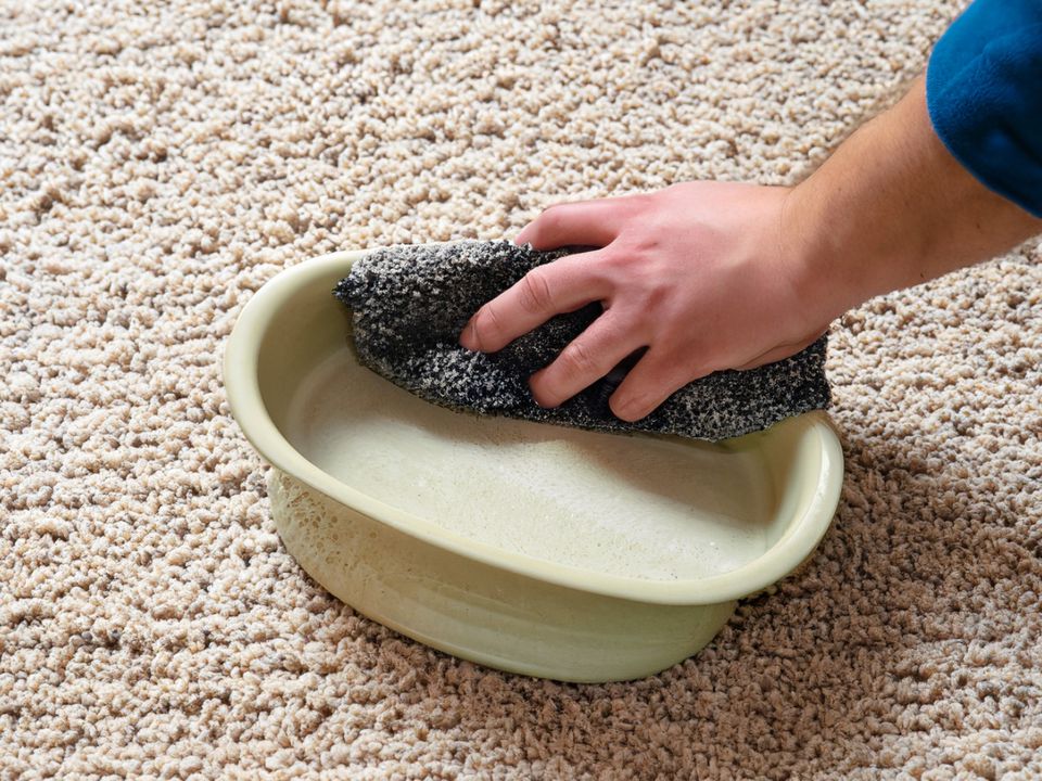 Суміш, яка виштовхне весь бруд із килима — різниця помітна неозброєним оком. Дієвий домашній розчин для оновлення килимів.