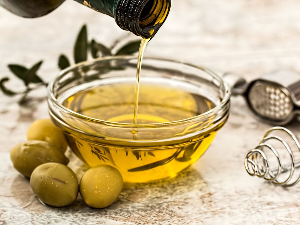 Як не переплутати оливкову олію з дешевою підробкою: що потрібно знати. Як визначити фальшивку прямо вдома.