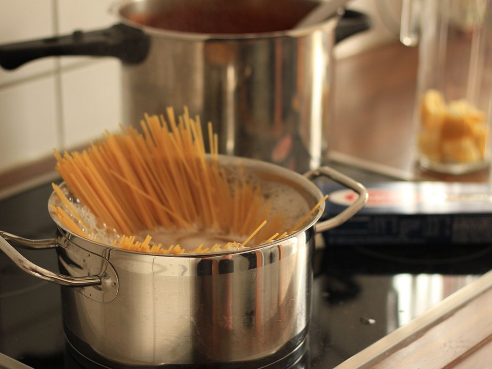 Італійці забороняють ламати спагеті перед варінням: ось чому так не можна робити. Правильну відповідь знають одиниці.