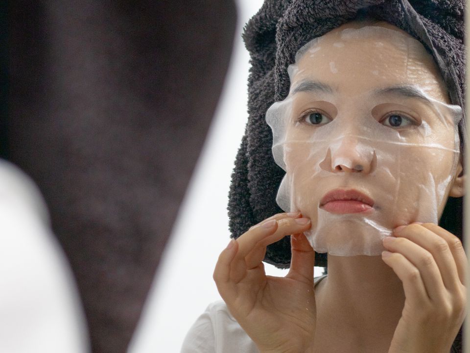Тканинна маска буде вдвічі ефективнішою: ось що шукайте в складі. Секрети ефективності від косметологів.