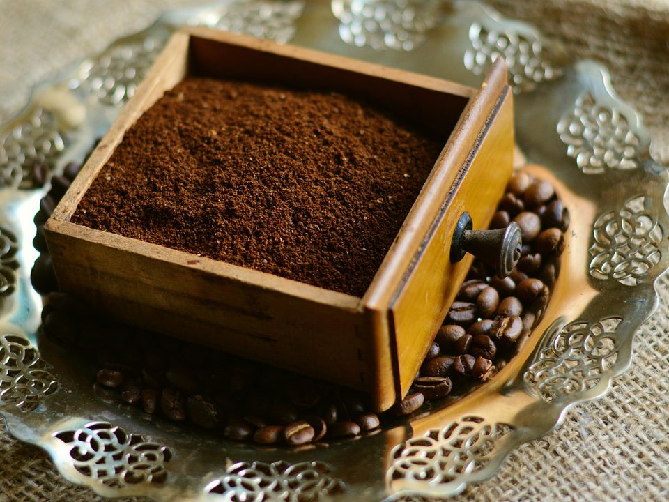 Як врятувати каву, що втратила смак та аромат. Просто киньте до неї у банку цей продукт.
